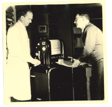 Bogbinder Svend Aage Nordsund  og forskningsbibliotekar Leo Buschardt ved duplikatoren