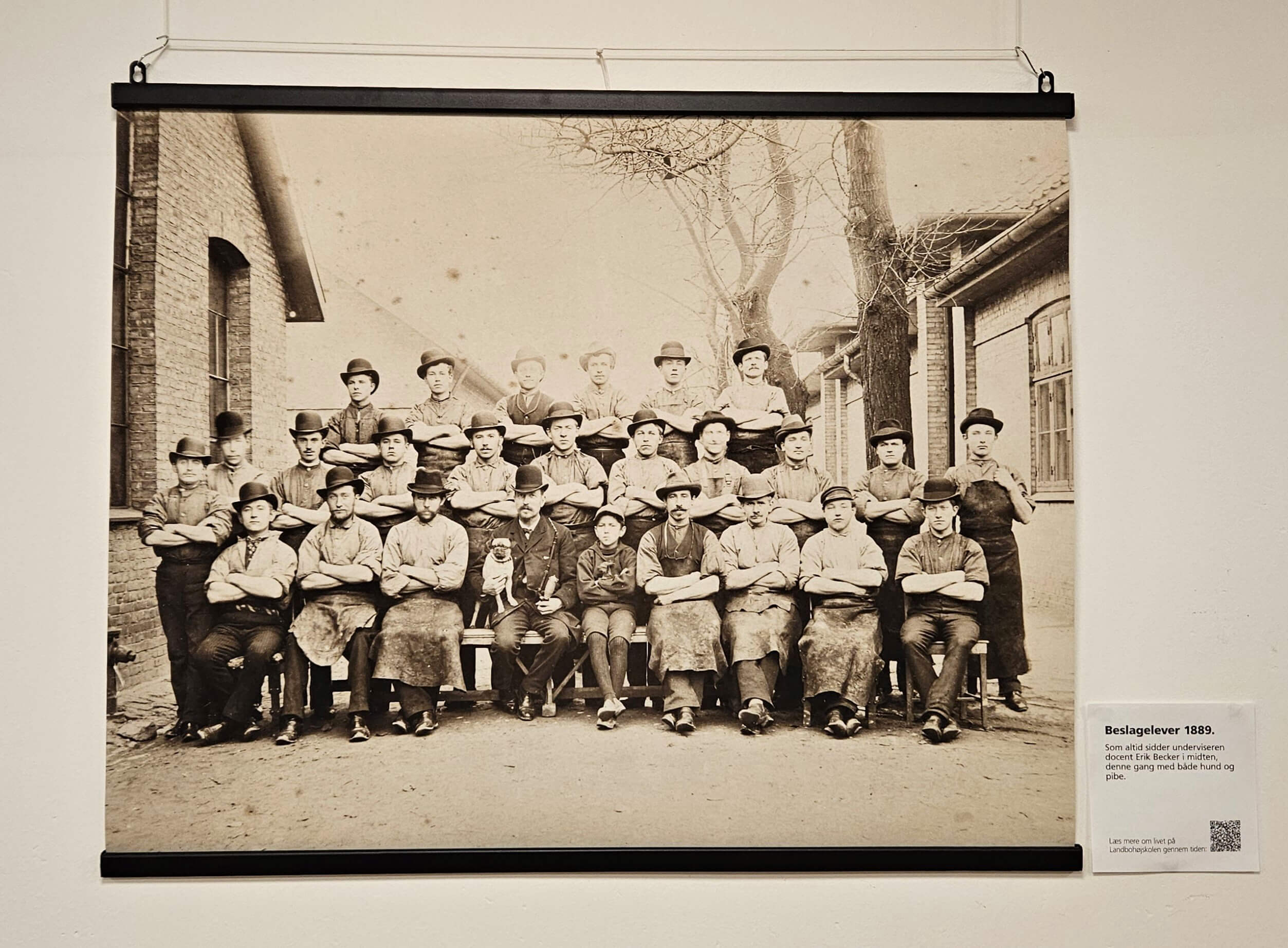 Beslagelever i 1889 med docent Becker og hans hund. 