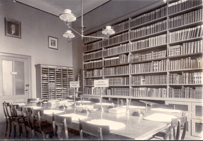 Lending and reading room approx 1900