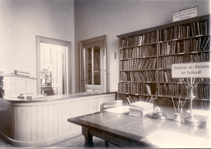 Lending and reading room approx 1900